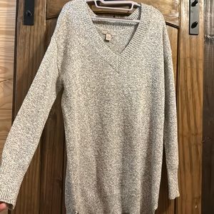 XL V-neck Bass Sweater